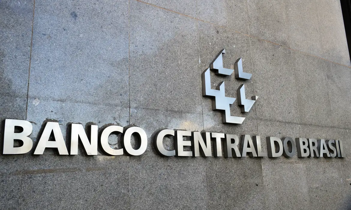 Mercado financeiro reduz previsão da inflação para 4,95%