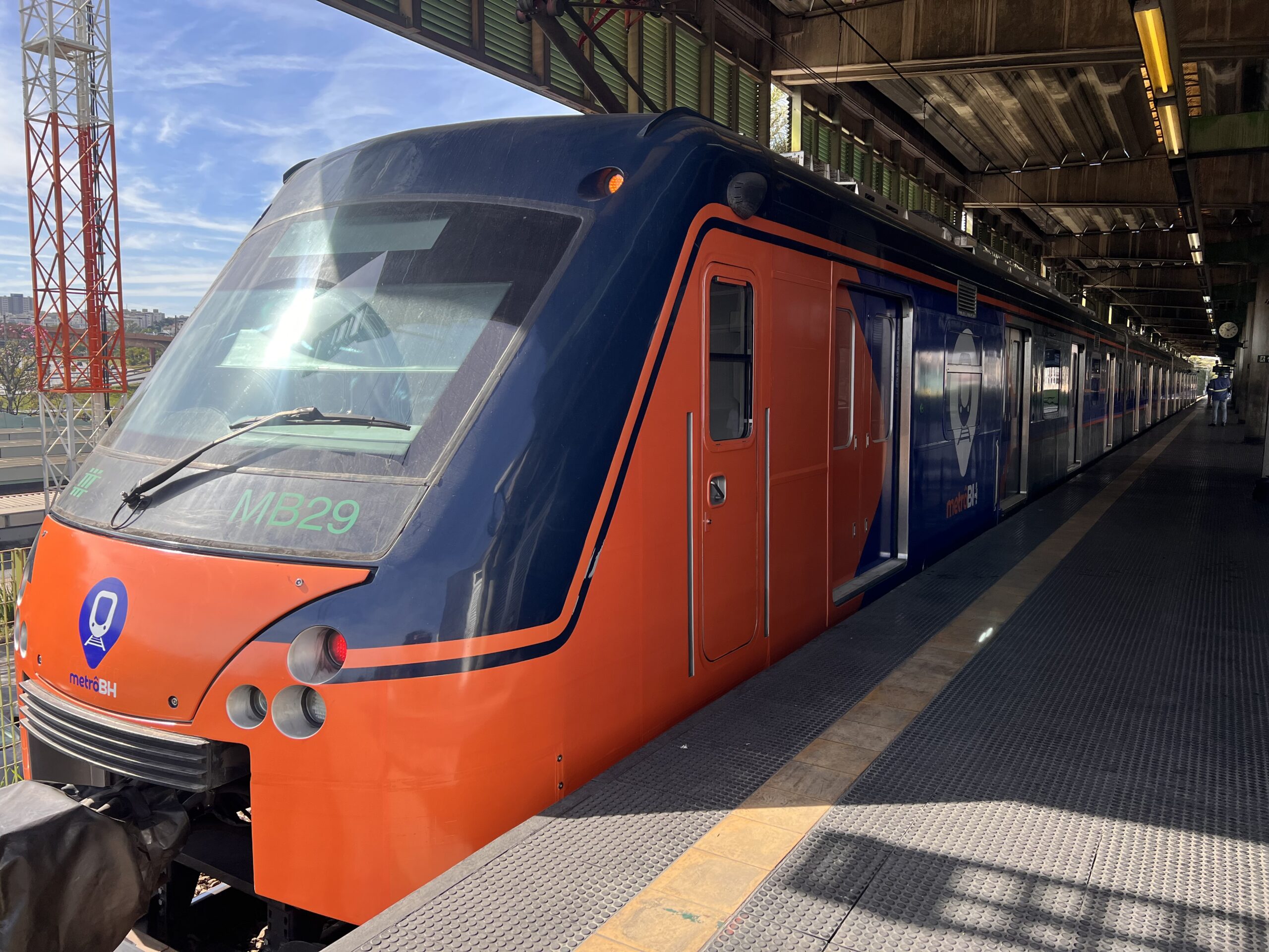 Metrô de BH volta a circular com intervalos mais longos nesta semana