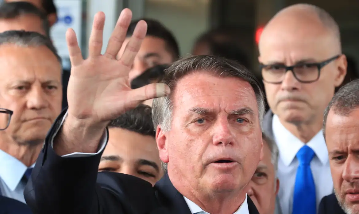 Bolsonaro tem até hoje para explicar a Moraes pedido de asilo