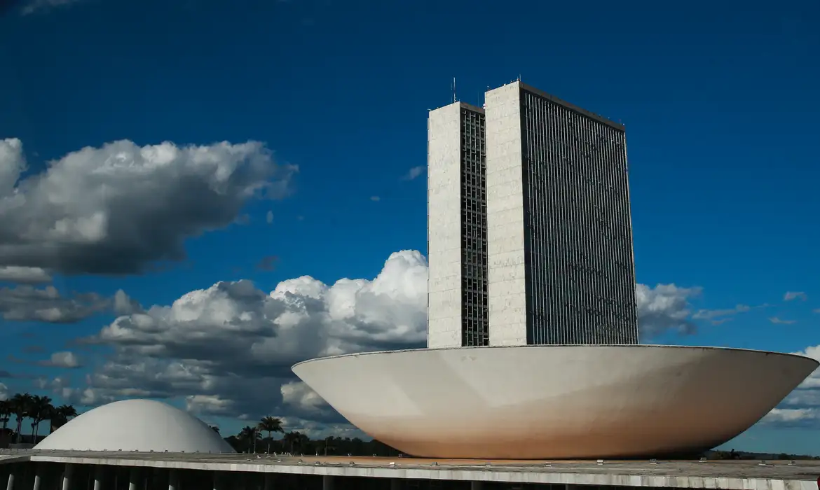 Câmara pauta projeto que regula redes sociais para crianças