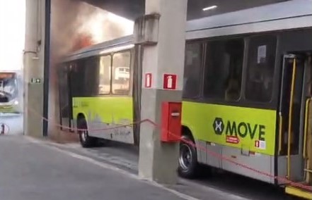 Vídeo: ônibus do Move pega fogo na Estação Vilarinho, em BH