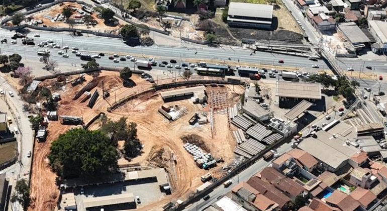 Obra na Av. Cristiano Machado interdita cruzamento e faixa de trânsito hoje em BH