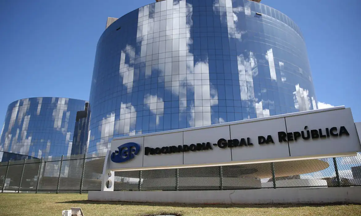 Moraes dá 48 horas para PGR opinar sobre explicações de Bolsonaro 