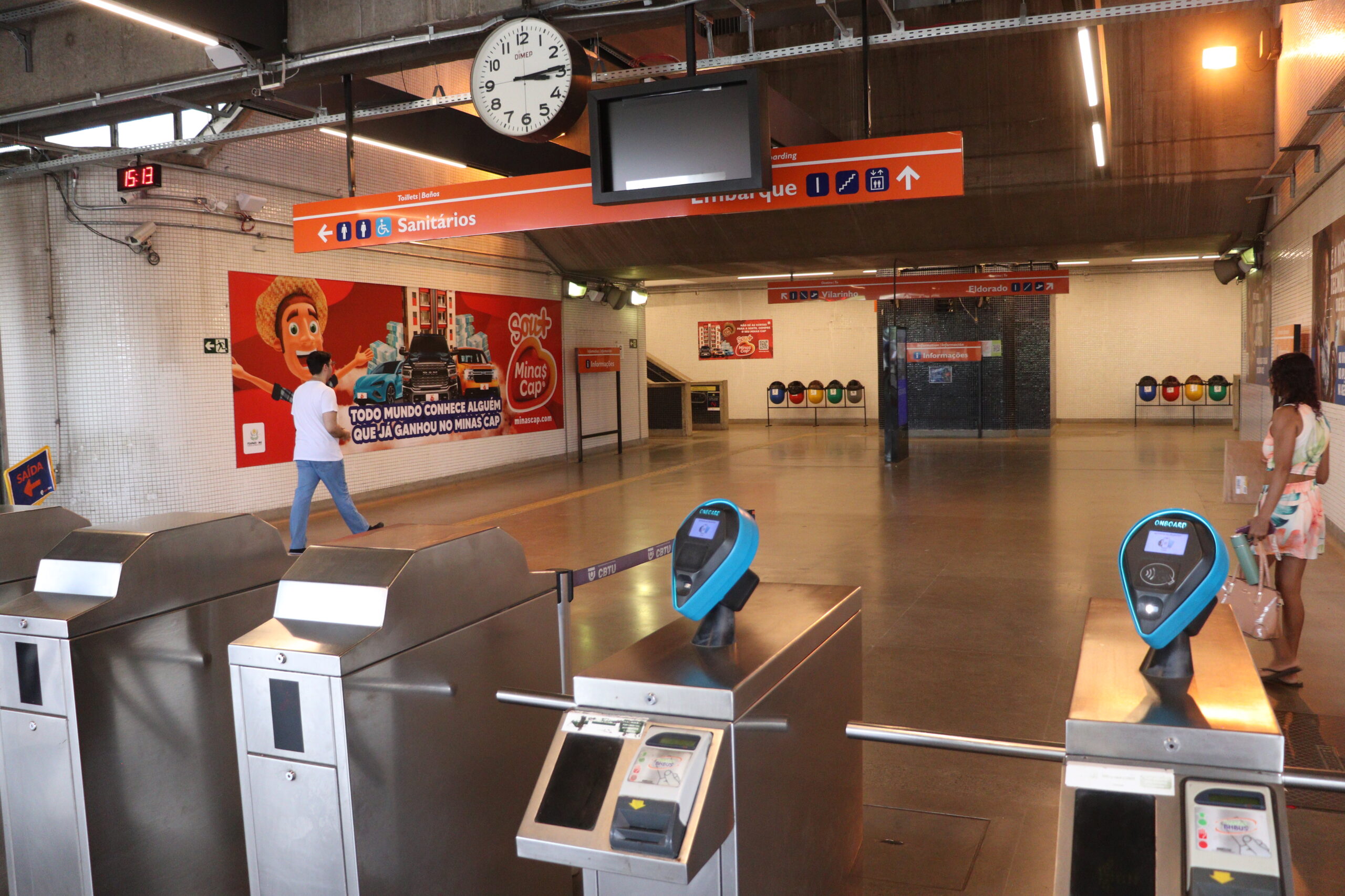 Governo de MG orienta cidadãos no Metrô BH sobre emissão da Carteira de Identidade Nacional