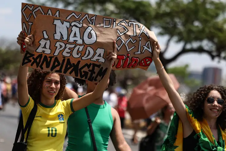 Em todo país, milhares protestam contra anistia e PEC da Blindagem