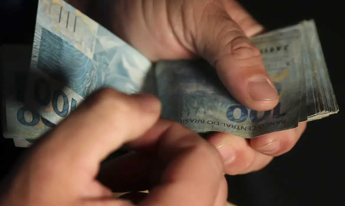 Abono salarial: quase 100 mil trabalhadores ainda não sacaram benefício