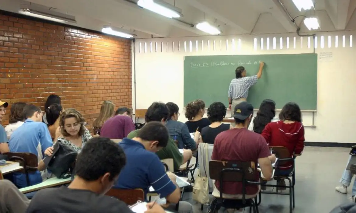 Câmara de BH vota hoje projeto que prevê meia-entrada para professores em eventos