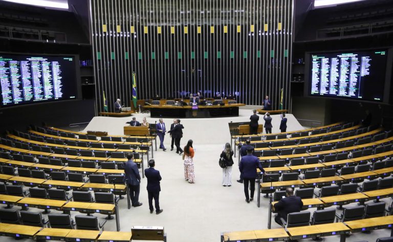 Câmara pode votar hoje isenção do Imposto de Renda para salários de até R$ 5 mil