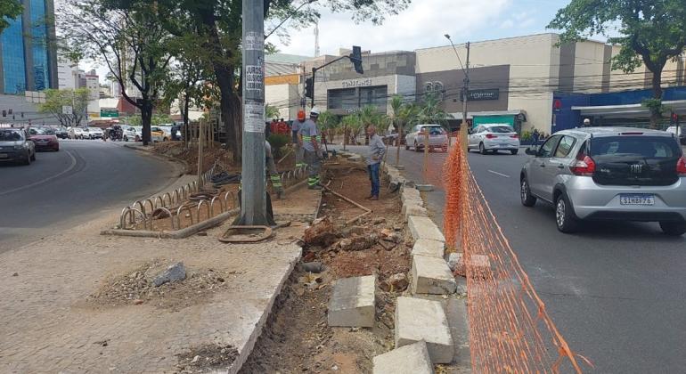 Obras de faixas exclusivas interditam trânsito na Savassi, em BH