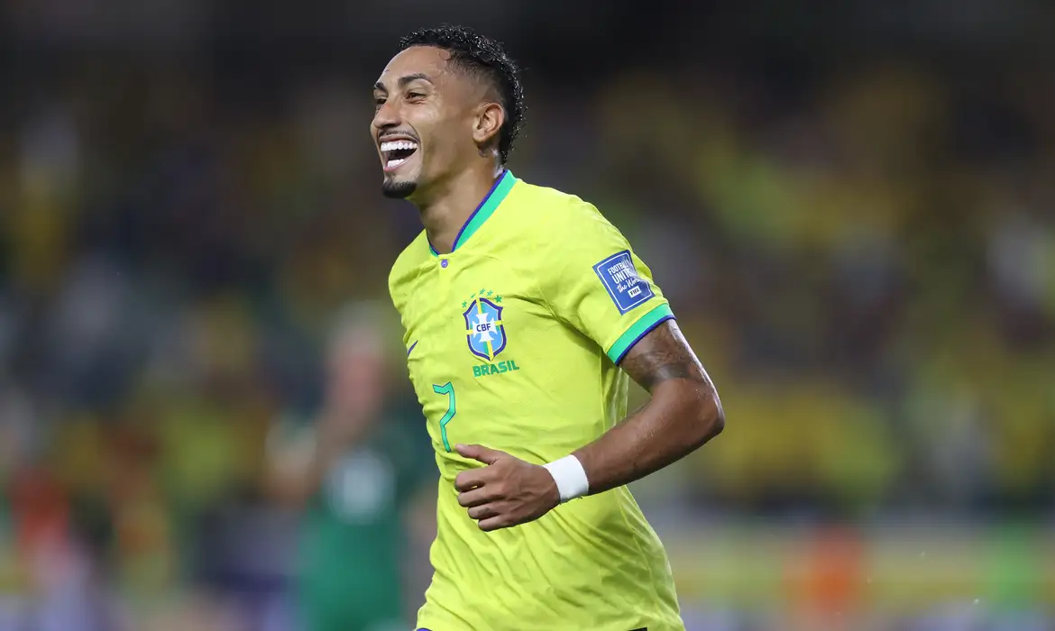 Brasileiro Raphinha é finalista do prêmio de melhor do mundo da Fifa