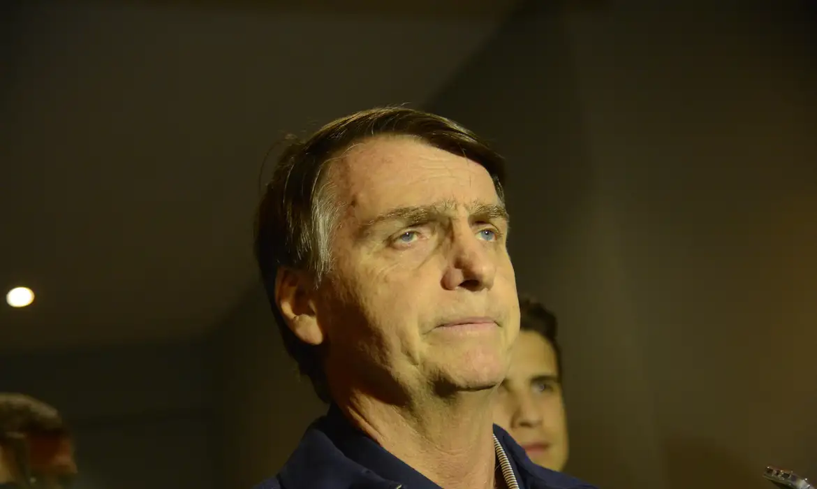 Defesa de Bolsonaro pede prisão domiciliar humanitária ao STF