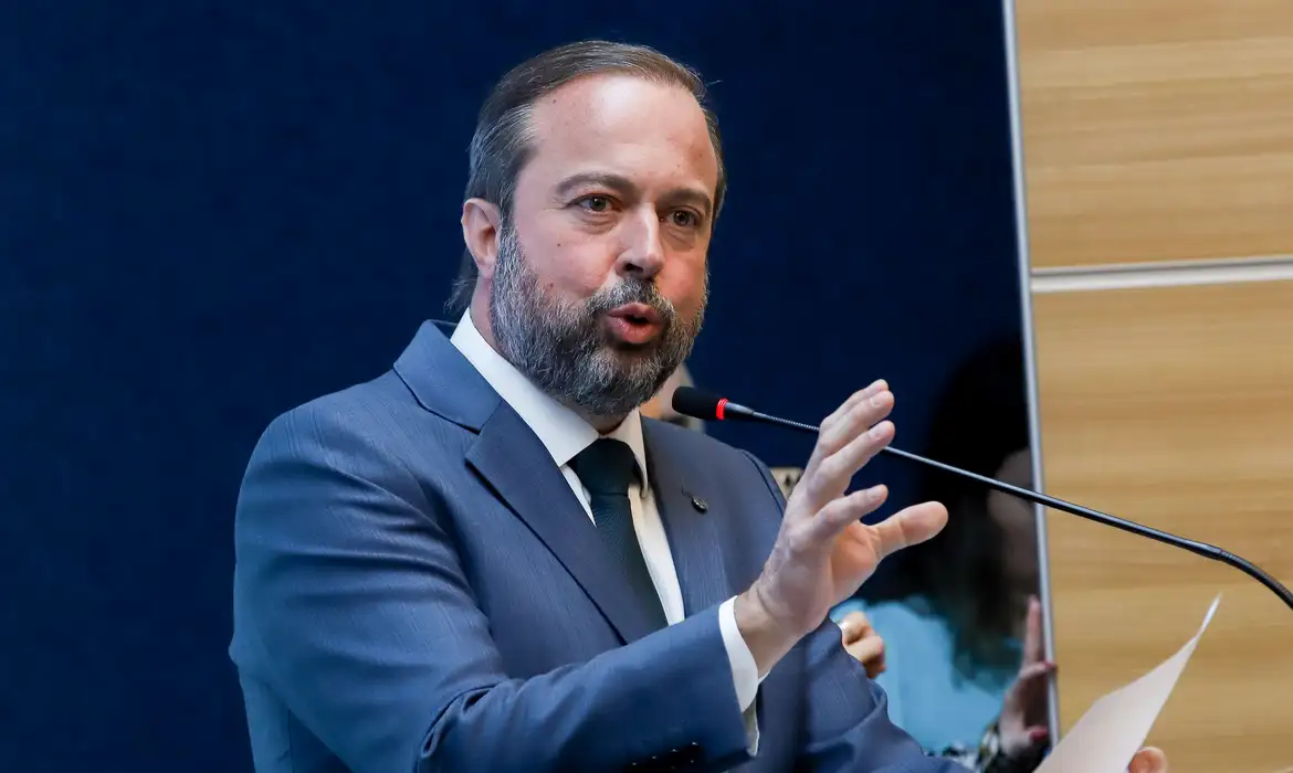 Ministro Alexandre Silveira participa de entregas do programa Gás do Povo nesta segunda-feira (24), em BH