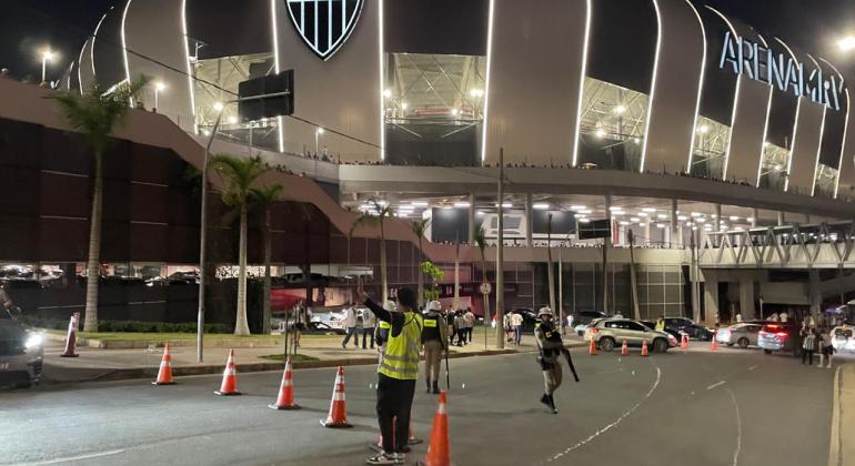 BHtrans realiza operação de trânsito para jogo na Arena MRV