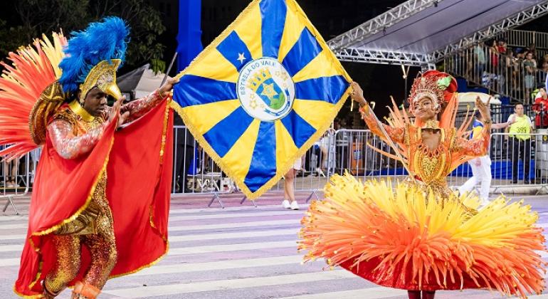 Estrela do Vale e Estivadores do Havaí conquistam o carnaval de passarela de BH