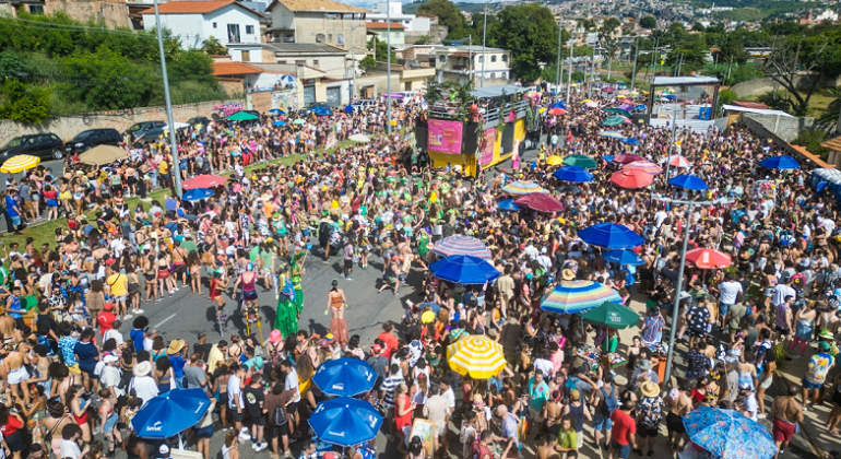 Desfiles de blocos agitam as regionais de BH