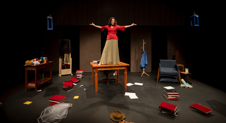 Teatro Marília recebe “Dona Doida”, inspirado na obra da escritora Adélia Prado