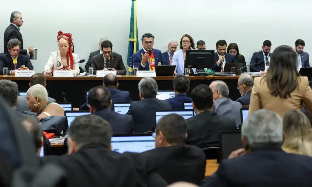 Centrão tenta derrubar transição de 60 dias para fim da escala 6×1
