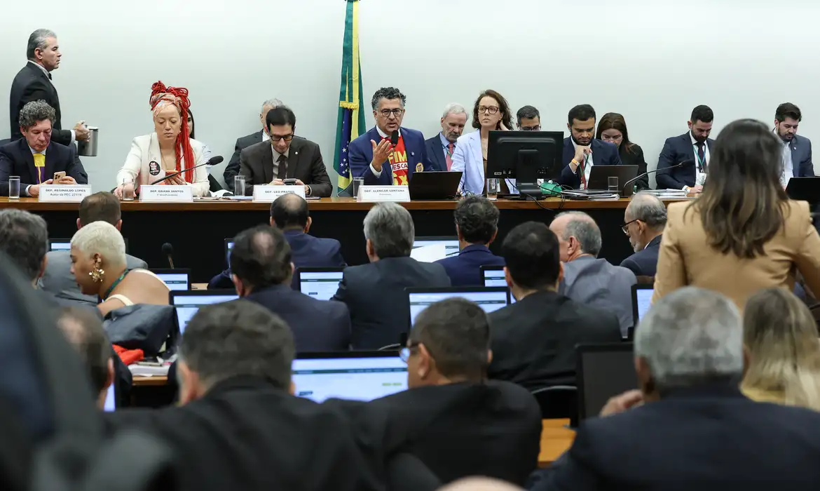 Centrão tenta derrubar transição de 60 dias para fim da escala 6×1