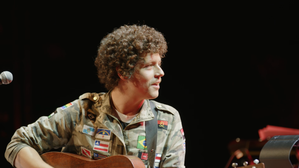Chico Chico revisita “Admirável Gado Novo” em EP ao vivo com Orquestra Sesiminas