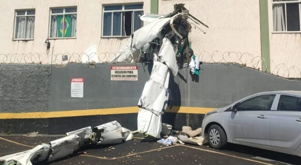 Avião bimotor cai em BH e deixa dois mortos
