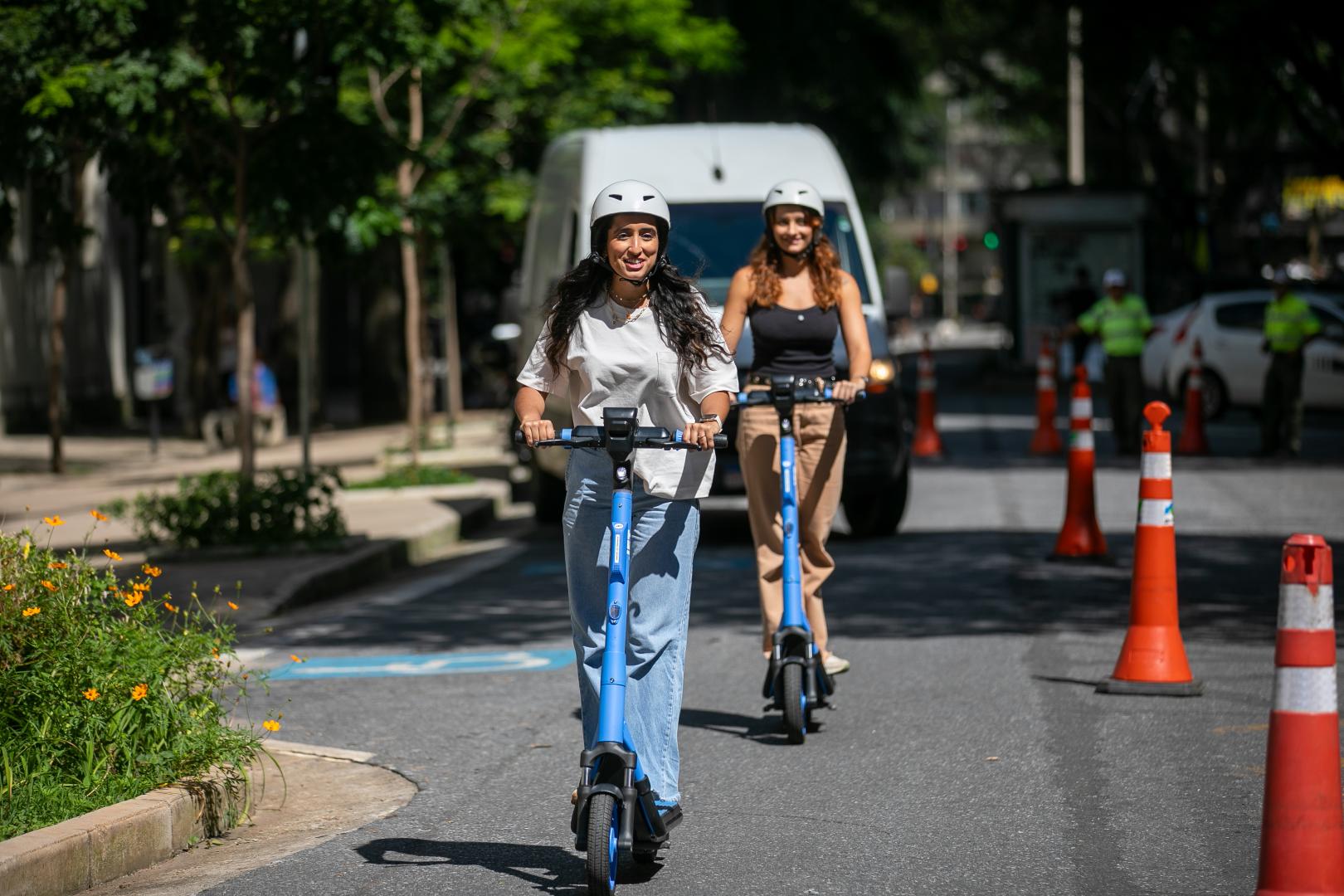Ação educativa da BHTRANS reforça uso seguro de patinetes, nesta quarta-feira (27), no centro da cidade