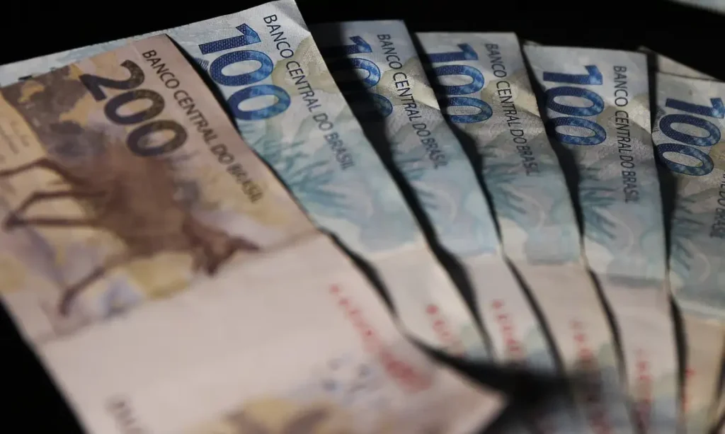 Renda média das famílias chega a R$ 2.264 e é recorde em 2025