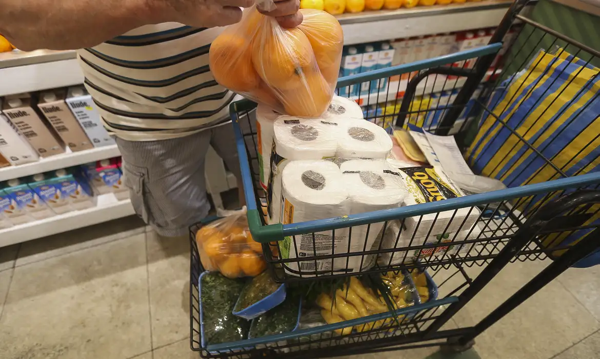 Inflação desacelera e fecha abril em 0,67%, pressionada por alimentos