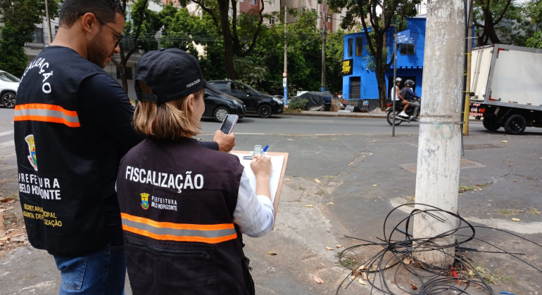 BH tem novas regras de fiscalização para fios soltos em postes; Multa pode chegar a R$ 24 mil