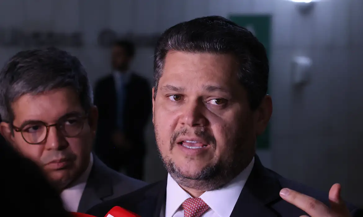 Alcolumbre mantém PEC 6×1 travada em semana esvaziada no Senado