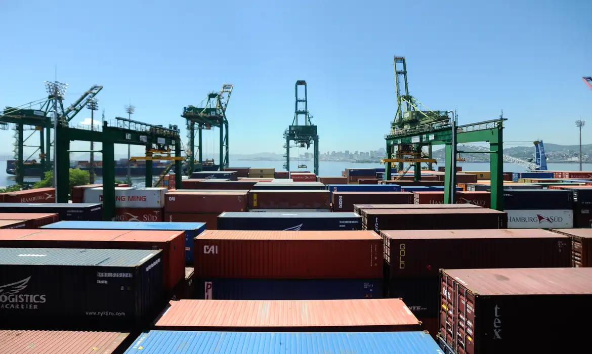 Governo dos EUA propõe nova tarifa sobre produtos brasileiros