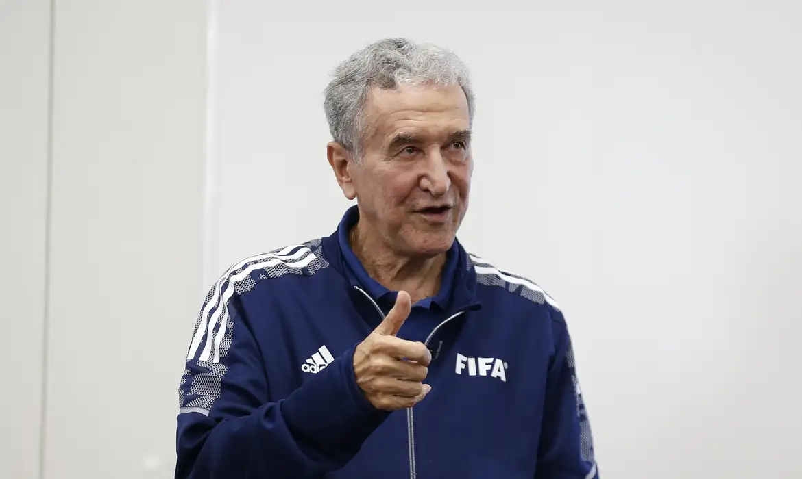 Técnico do tetra, Carlos Alberto Parreira é internado no Rio
