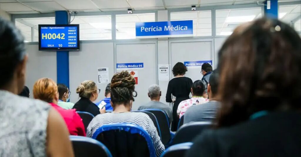 BH: agências bancárias deverão oferecer cadeiras acessíveis para idosos, gestantes e PCDs
