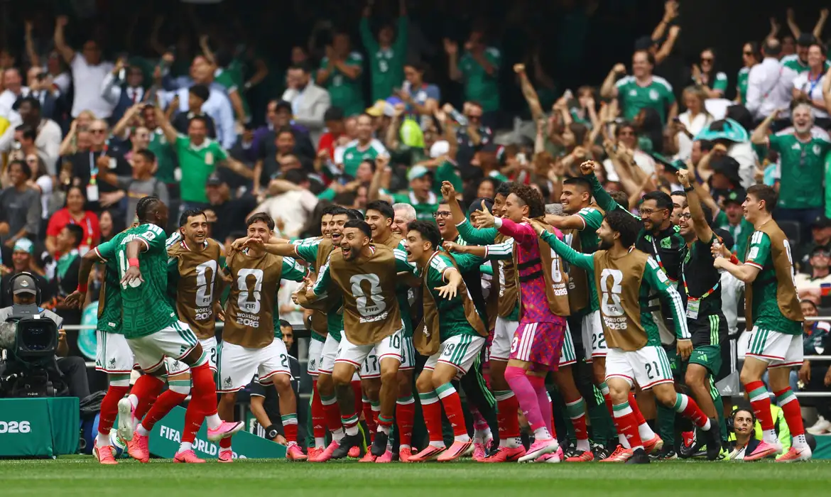 México abre Copa vencendo África do Sul em duelo com três expulsões