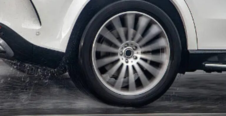Motorista precisa de atenção especial conforme a condição da pista