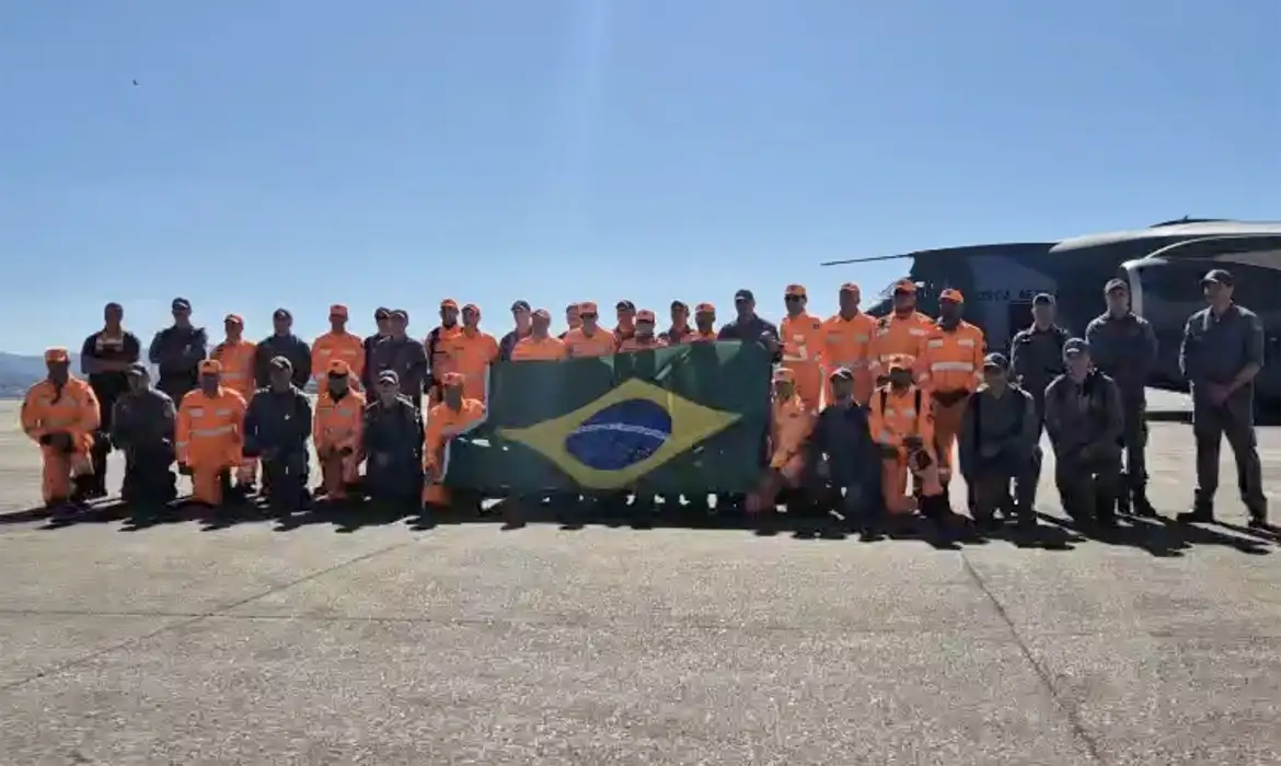 Com militares de MG, quarto voo brasileiro para Venezuela decola com bombeiros e donativos