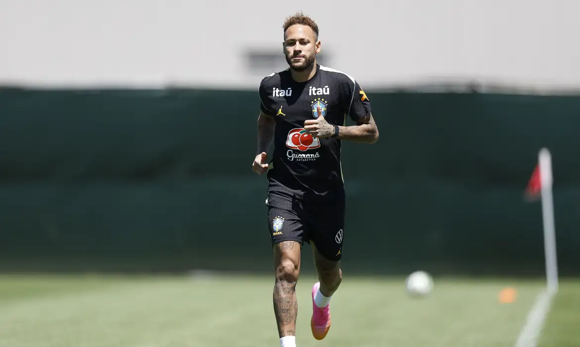 Neymar vai a campo pela primeira vez em treino da seleção brasileira