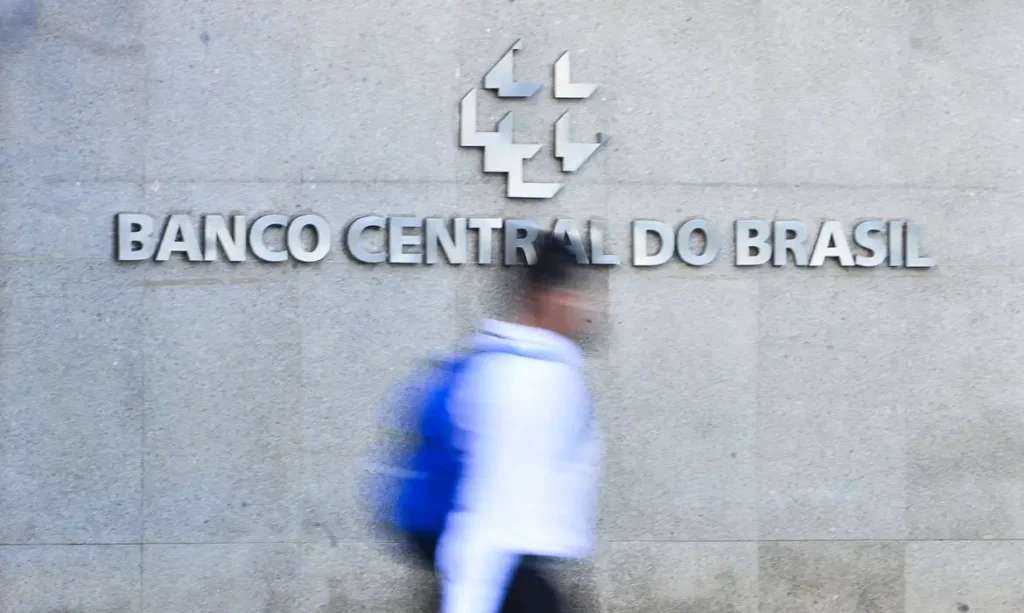 Juros das famílias seguem elevados e chegam a 64% ao ano, diz BC