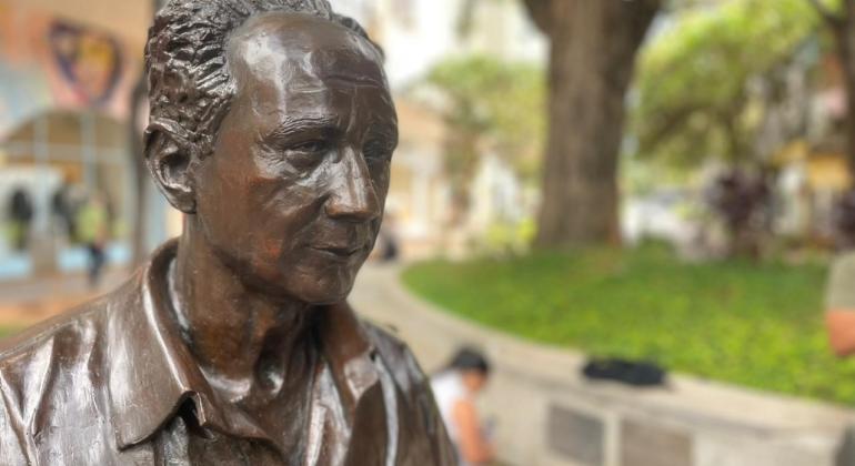 Após ato de vandalismo, estátua Roberto Drummond é restaurada e retorna à Savassi