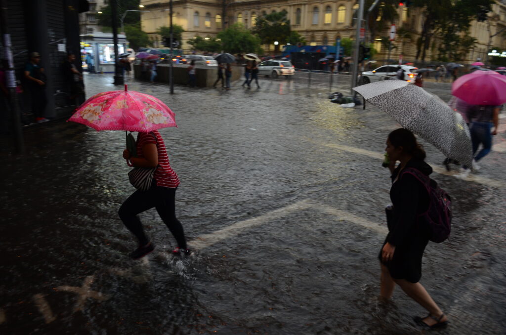 Inmet alerta para tempestade em BH e 700 cidades de MG nesta quarta-feira (26)