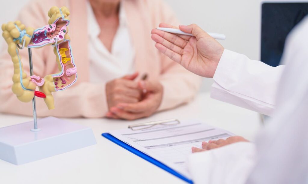 Pacientes com câncer colorretal têm medicamento aprovado pela Anvisa