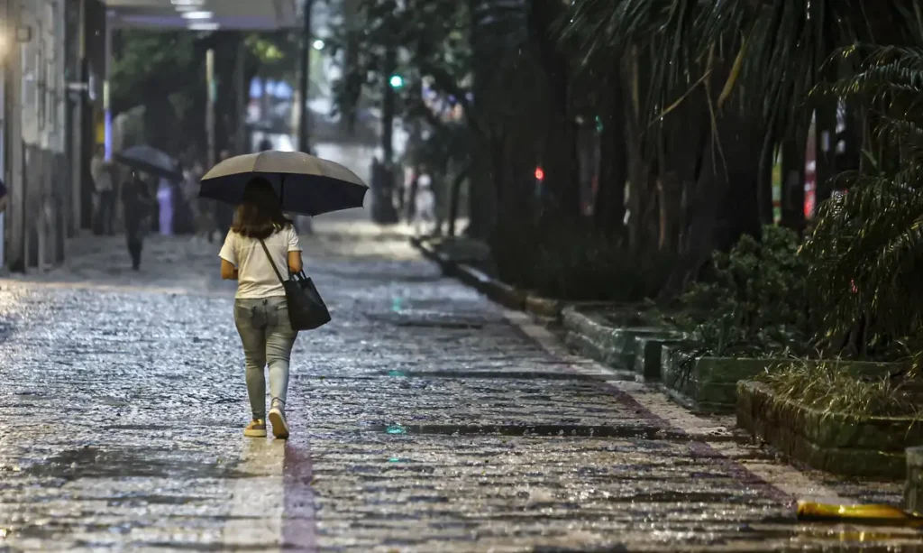 Sul e Sudeste terão dia de chuva, trovoadas e tempestades