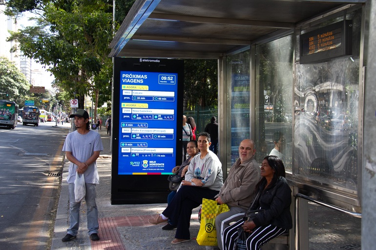 Pontos de ônibus em BH terão serviço de chamada por vídeo para aumentar segurança à noite