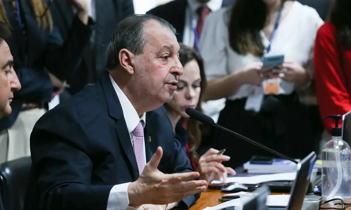 Relator da CCJ do Senado vota a favor da PEC do fim da escala 6×1