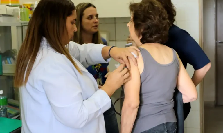 SUS amplia cobertura da vacina Pneumo 20 para idosos a partir de 85 anos