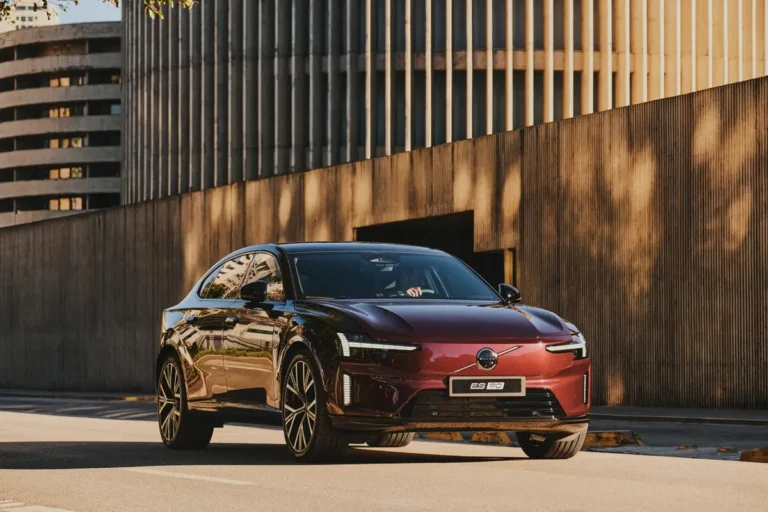 Novo eletrificado da Volvo, ES90 mistura características de sedã, cupê e fastback