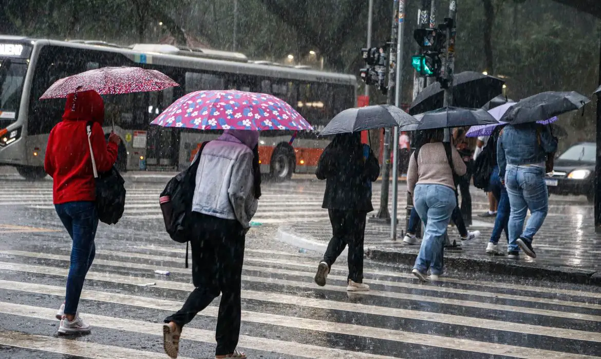 Inmet alerta para tempestade em BH e mais de 600 cidades de MG nesta segunda-feira (14)