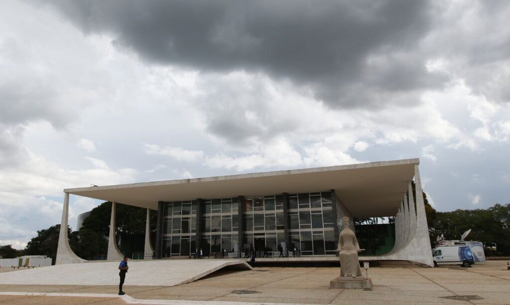Zambelli pede ao STF salvo-conduto para vir ao Brasil votar na mãe