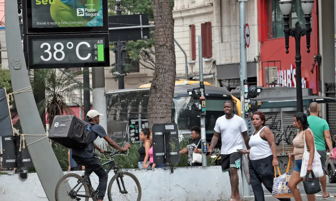 Inmet faz alerta para onda de calor em oito estados do país