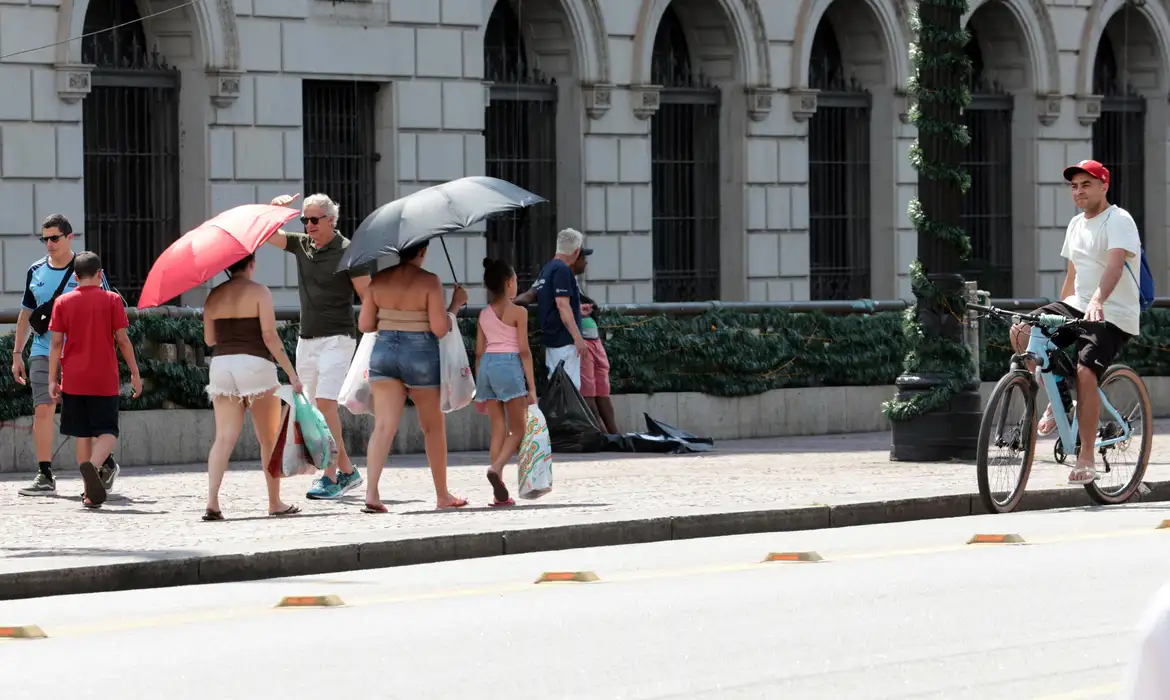 Inmet emite alerta de grande perigo por onda de calor no fim de semana