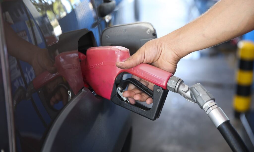 Petrobras aumenta diesel, mas subsídio mantém valor final; medida vale a partir desta quinta (17)
